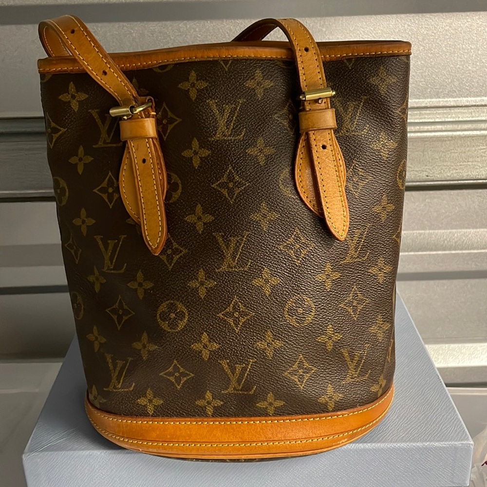 Gorgeous vintage mini bucket pm bag🦋
